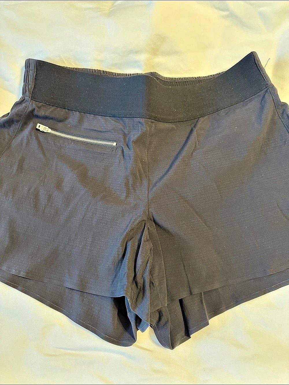 Athleta Trekkie Mod Shorts in Black Size 4 Like New